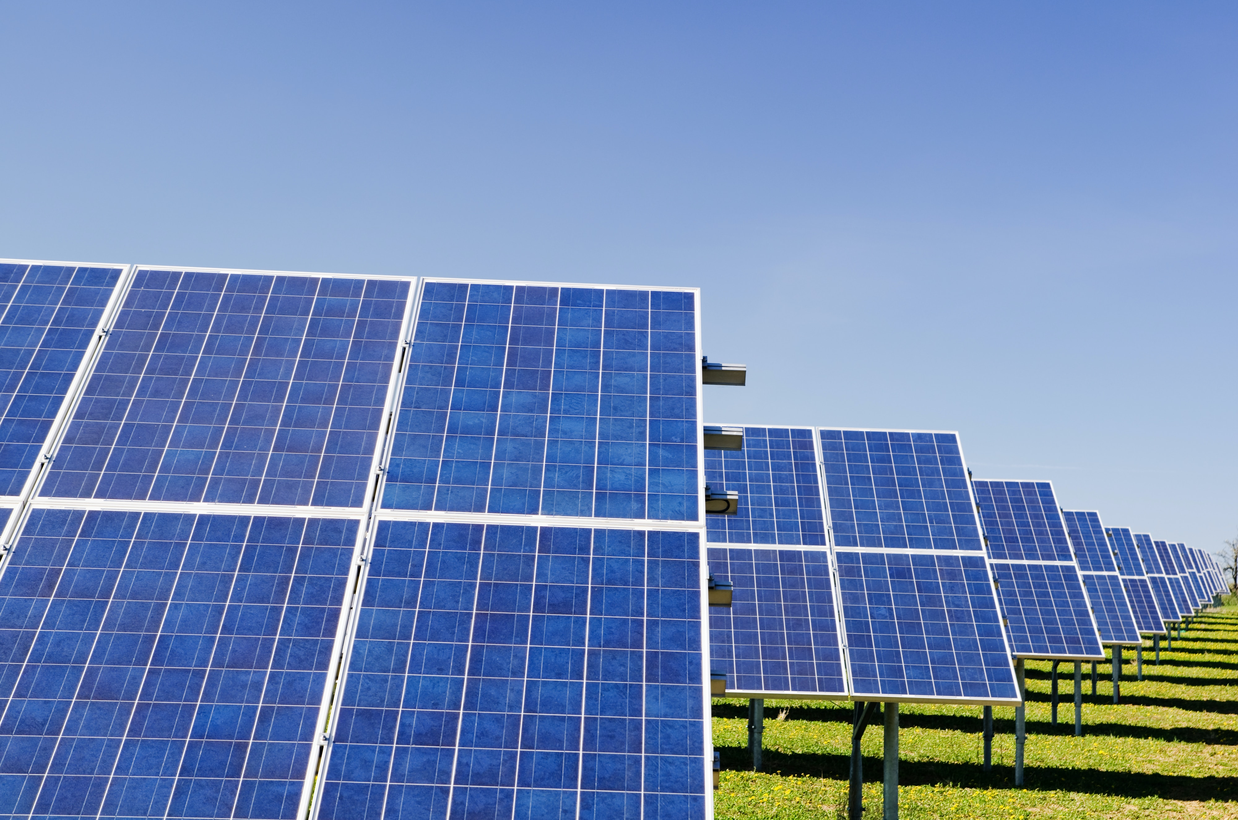 Imagen de planta de generación solar.